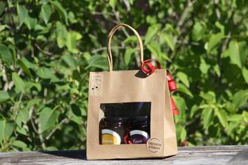 En sac Des pots emballés dans un sac.